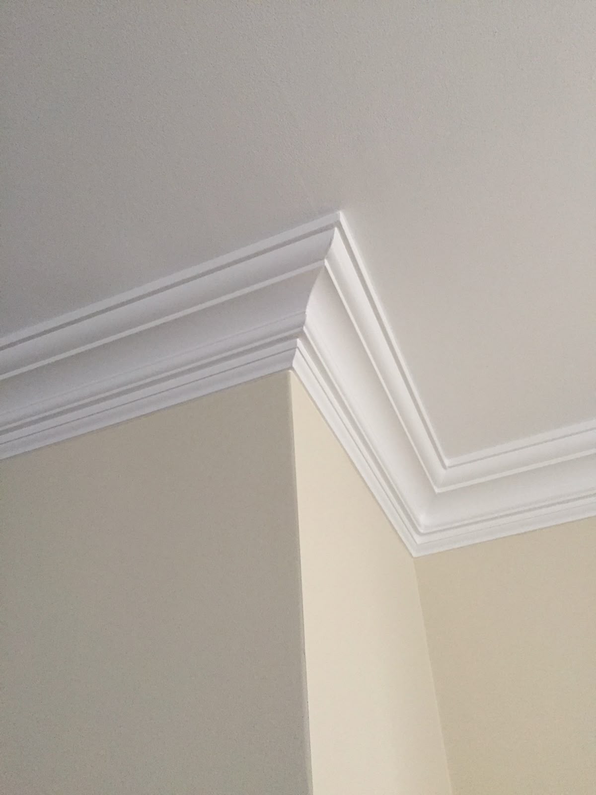 Corniche moulurée classique pour transition mur plafond élégante