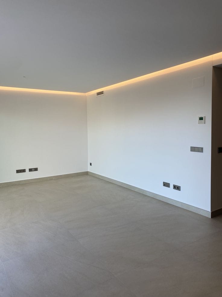 Finition soignée de faux plafond suspendu en plâtre