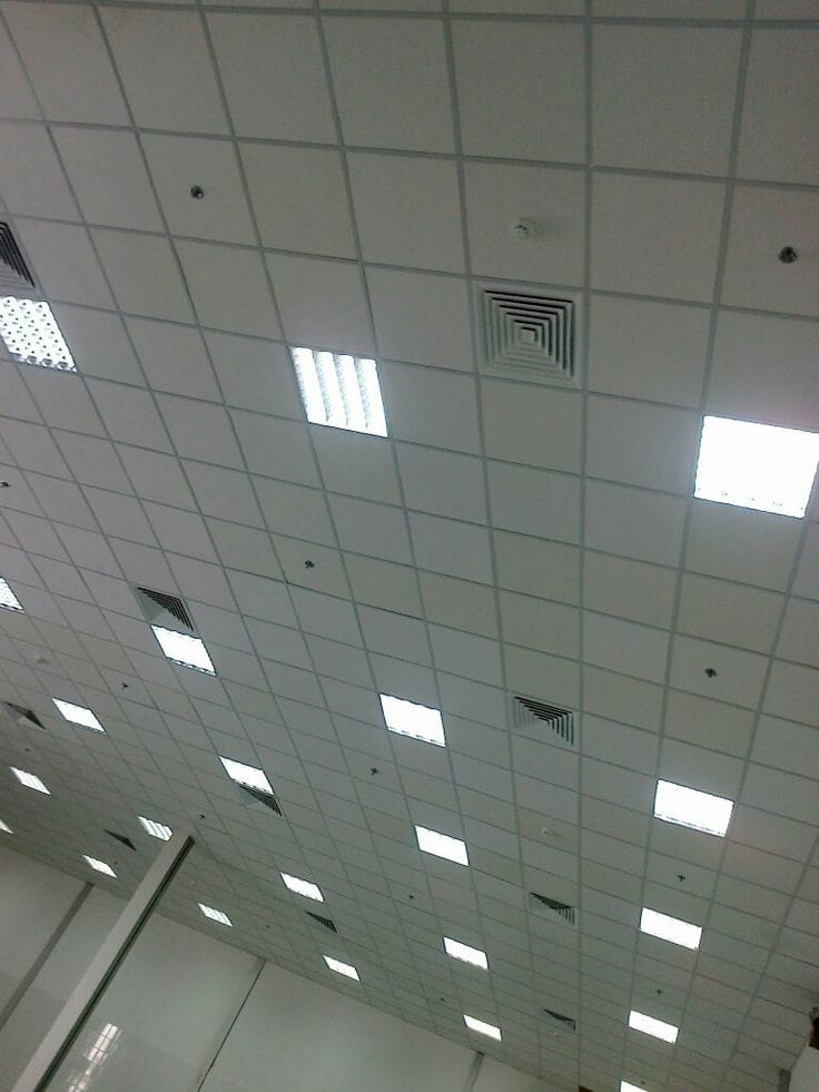 Design minimaliste de faux plafond staff avec spots encastrés